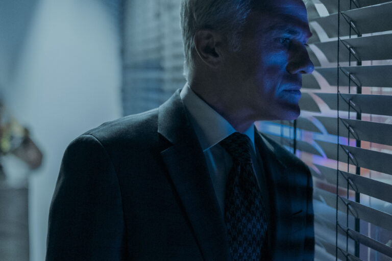 Prime Video annuncia la data di uscita e svela le prime immagini della nuova serie thriller con Christoph Waltz, “The Consultant”
